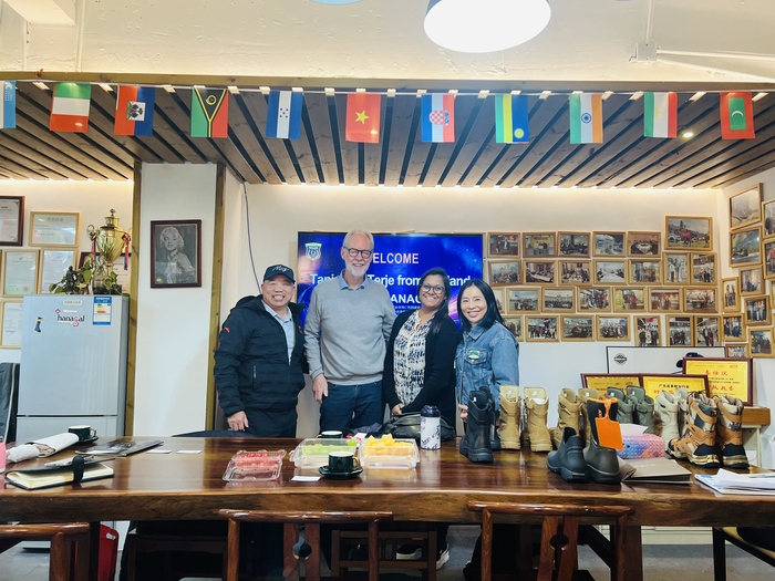 Klanten uit Noorwegen en Denemarken bezoeken Guangzhou Hanagal Shoes Co., Ltd om nieuwe kansen in de industrie te ontdekken