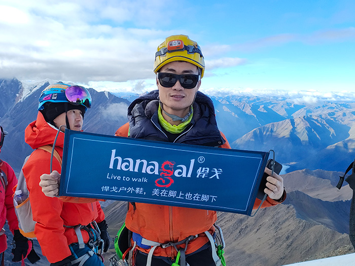 Met sneeuw bedekte toppen veroveren: betrouwbare wandelschoenen voor extreme avonturen